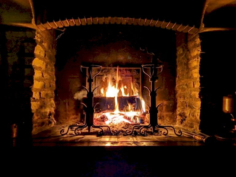 Şömine Kullanımında Güvenlik İpuçları: Alevin Keyfini Güvenle Çıkarın